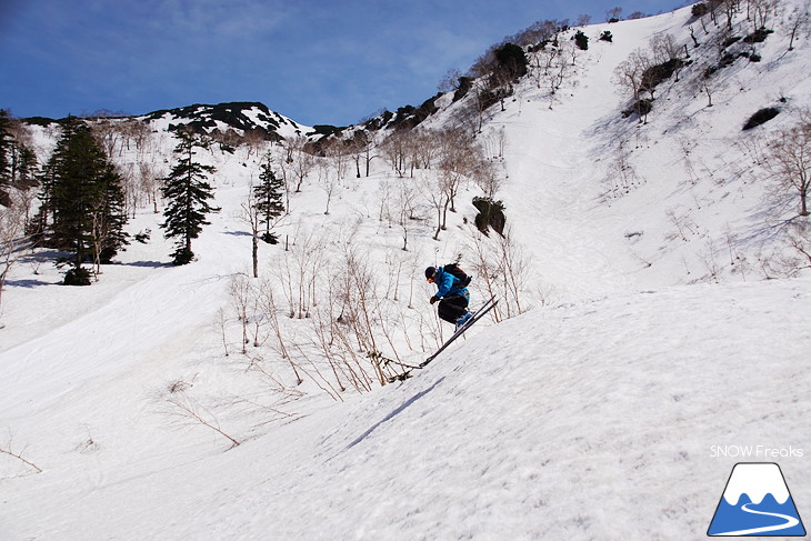 大雪山旭岳ロープウェイスキー場 残雪の北海道最高峰に今季最後のシュプールを…。